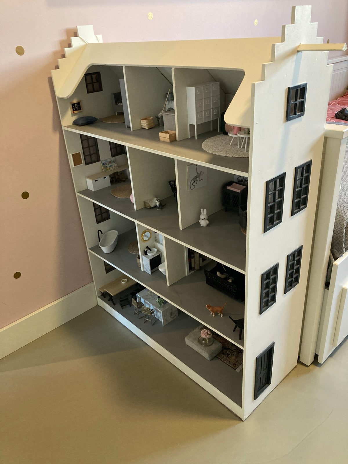 Prachtig, volledig ingericht poppenhuis