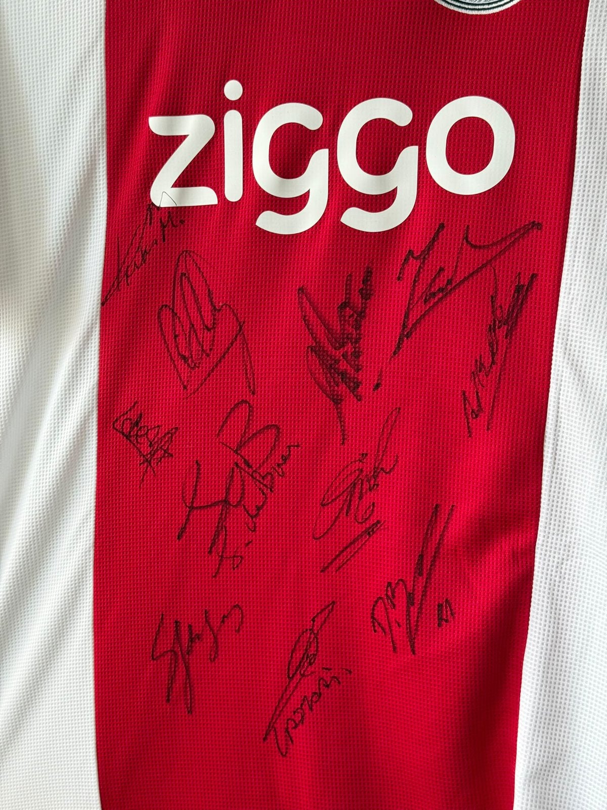 Foto 2 van Origineel Ajax-shirt 26/27. Gesigneerd door Ajax-legendes