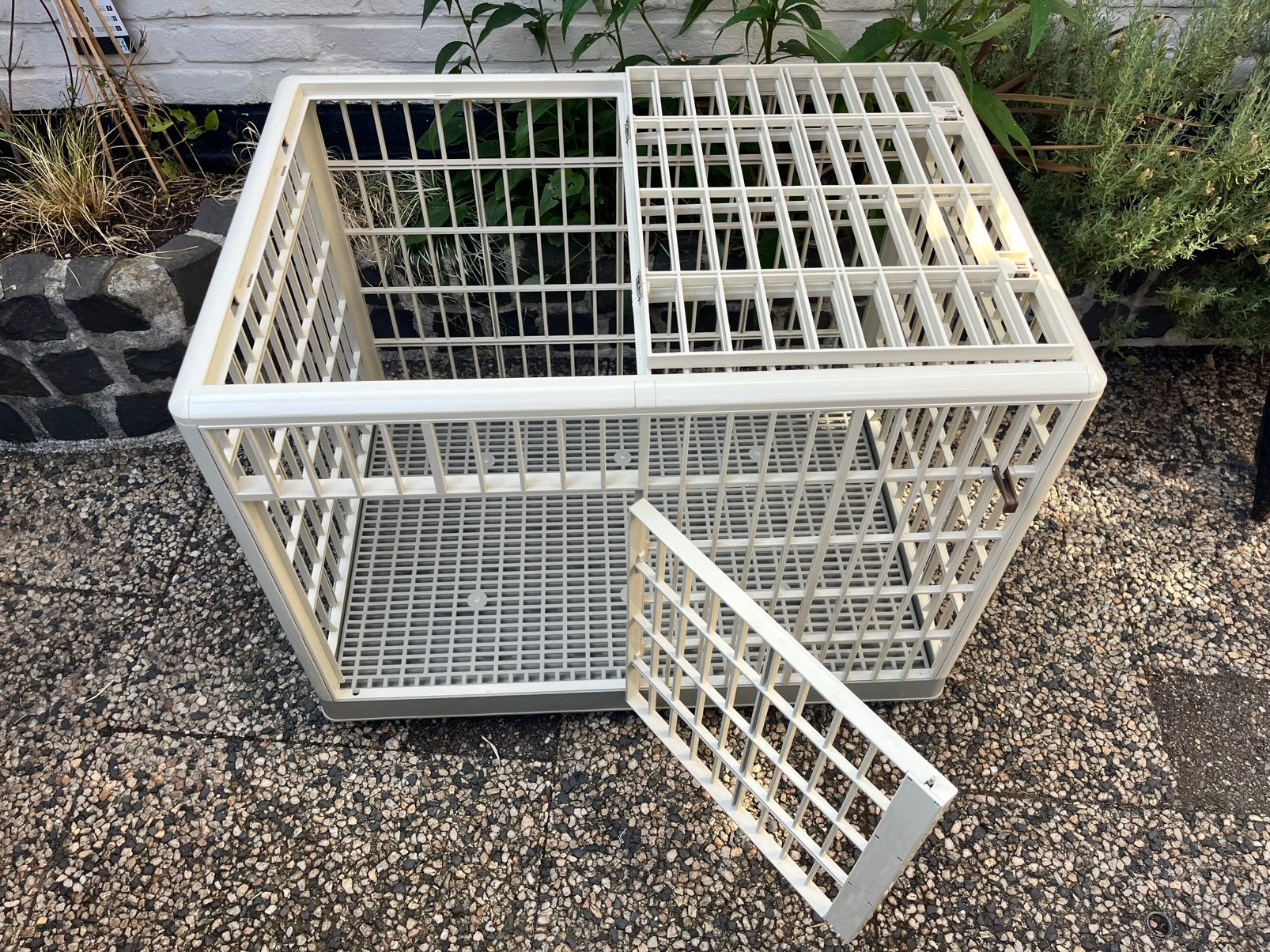 Tiaki hondenbench | witte stevige kunststof bench, Ophalen, Zo goed als nieuw, 75 tot 110 cm, Minder dan 65 cm