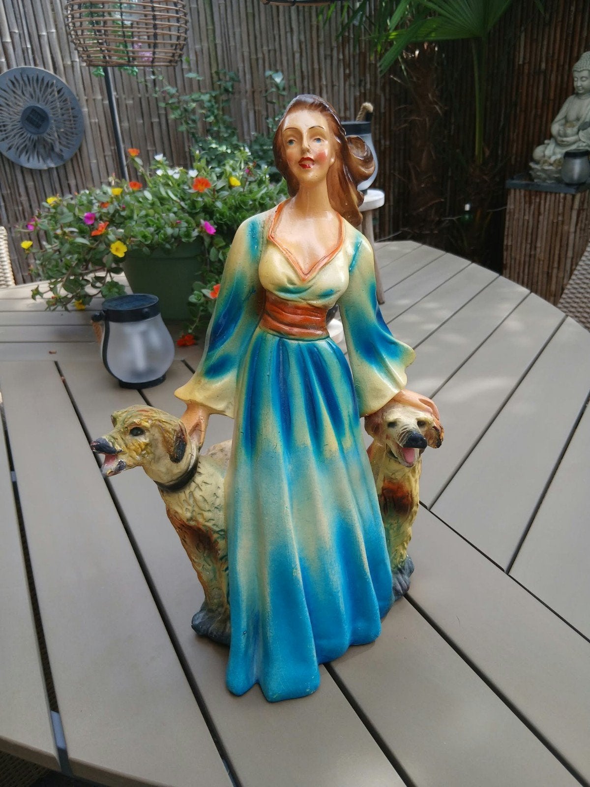 Antiek beeld: Vrouw met twee honden, prachtig gedetailleerd, Ophalen, 20 - 50 cm, Steen of Keramiek, Beeld