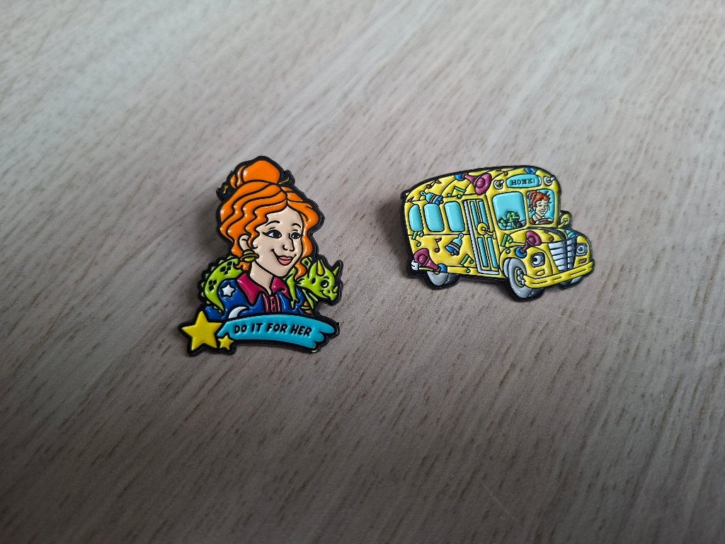 2 pins van juf Frizzle en de magische schoolbus te koop, Ophalen of Verzenden, Nieuw, Overige onderwerpen, Speldje of Pin