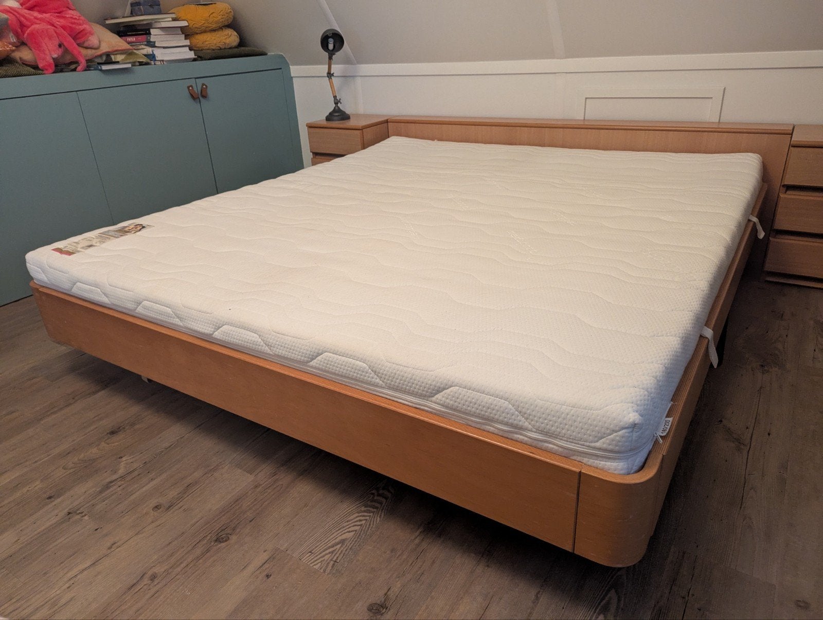 Tweepersoonsbed met nachtkastjes en verstelbare spiraalbodem, Huis en Inrichting, Ophalen, Bruin, Tweepersoons, 180 cm