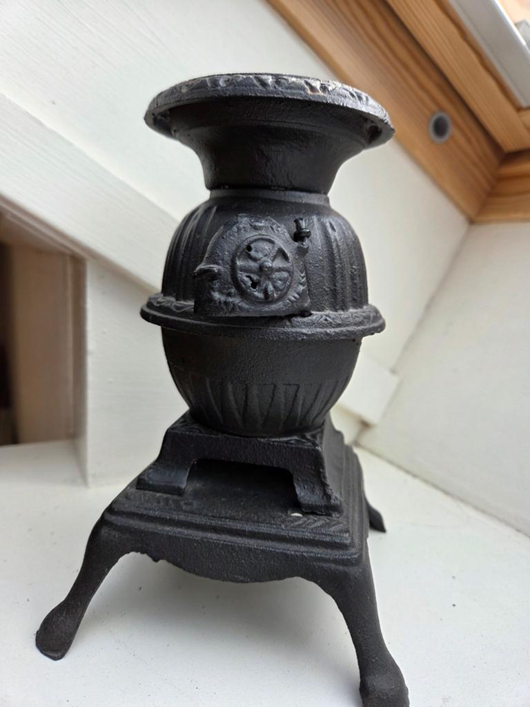 Antieke gietijzeren miniatuur kachel / kandelaar, Ophalen of Verzenden, Overige materialen