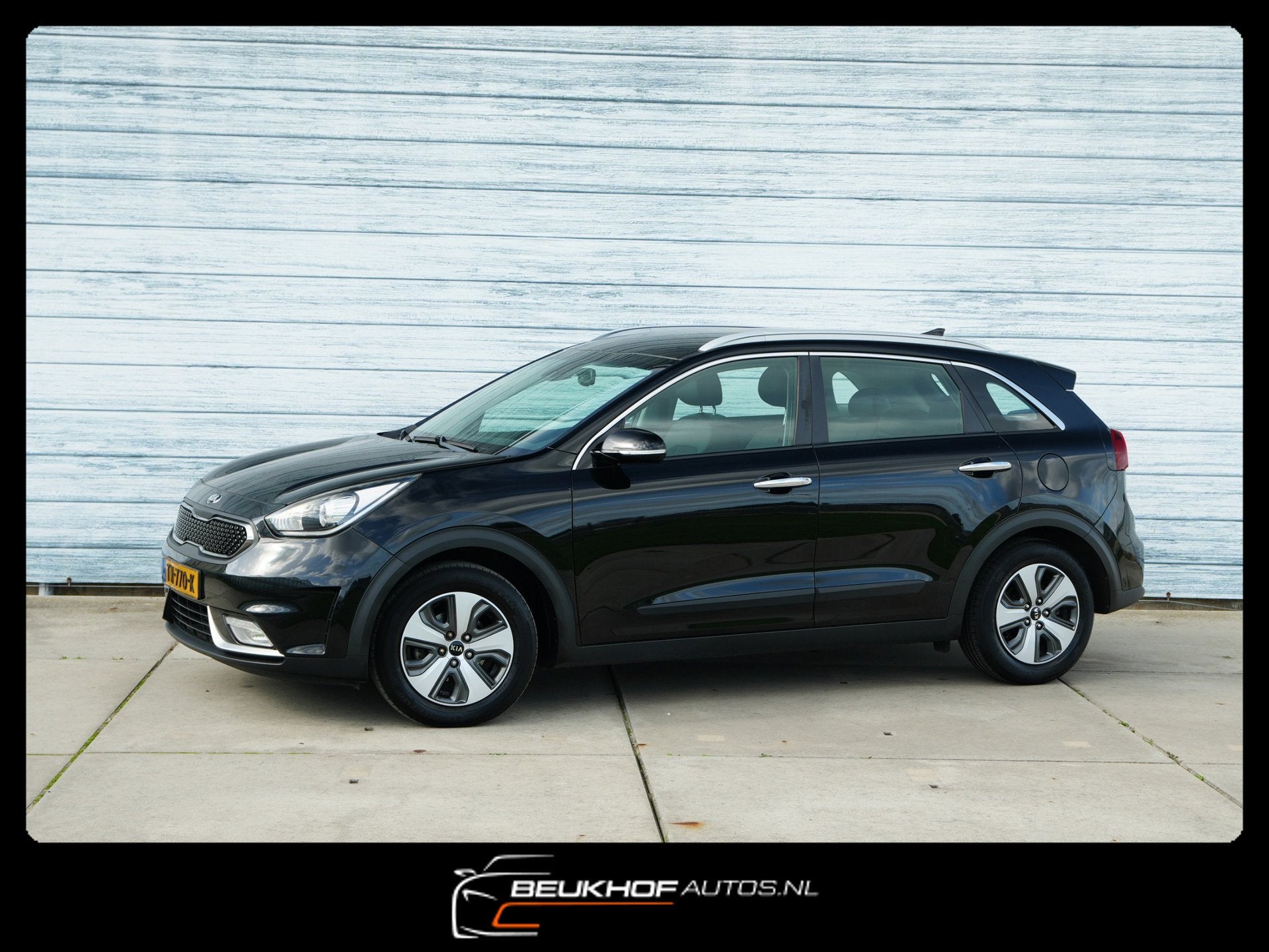 Kia Niro 1.6 GDi Hybrid DynamicLine Cam Trekhaak Carplay Nav, Auto's, Dealer onderhouden, Gebruikt, Zwart, 26 km/l