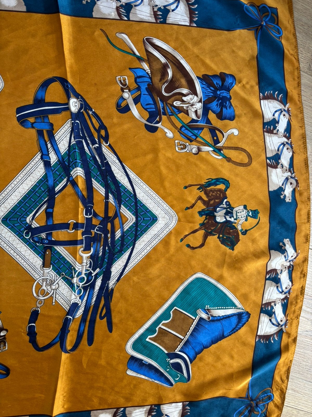 Zijden sjaal met paarden afbeelding, Ophalen of Verzenden, Zo goed als nieuw, Maat 46/48 (XL) of groter, Sjaal