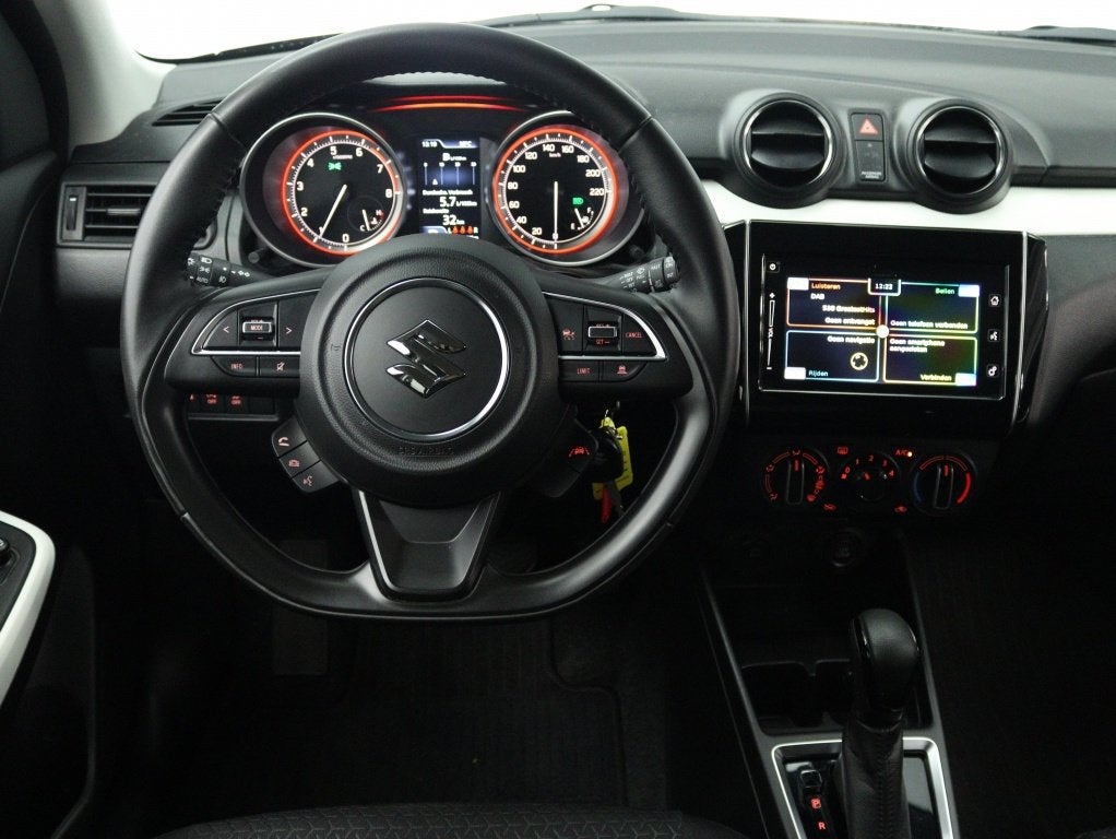 Suzuki Swift 1.2 Select SmartHybrid Automaat | Navigatie | C, Auto's, Suzuki, Stof, Gebruikt, Zwart, 4 cilinders