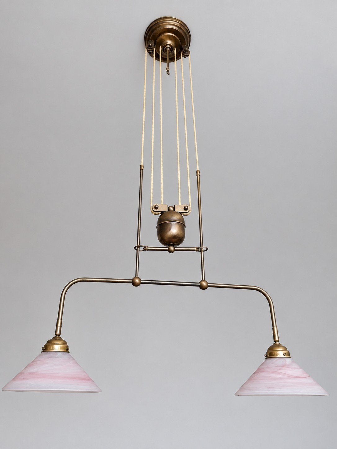 Antieke Messing Hanglamp met Katrolsysteem en glazen Kappen, Ophalen