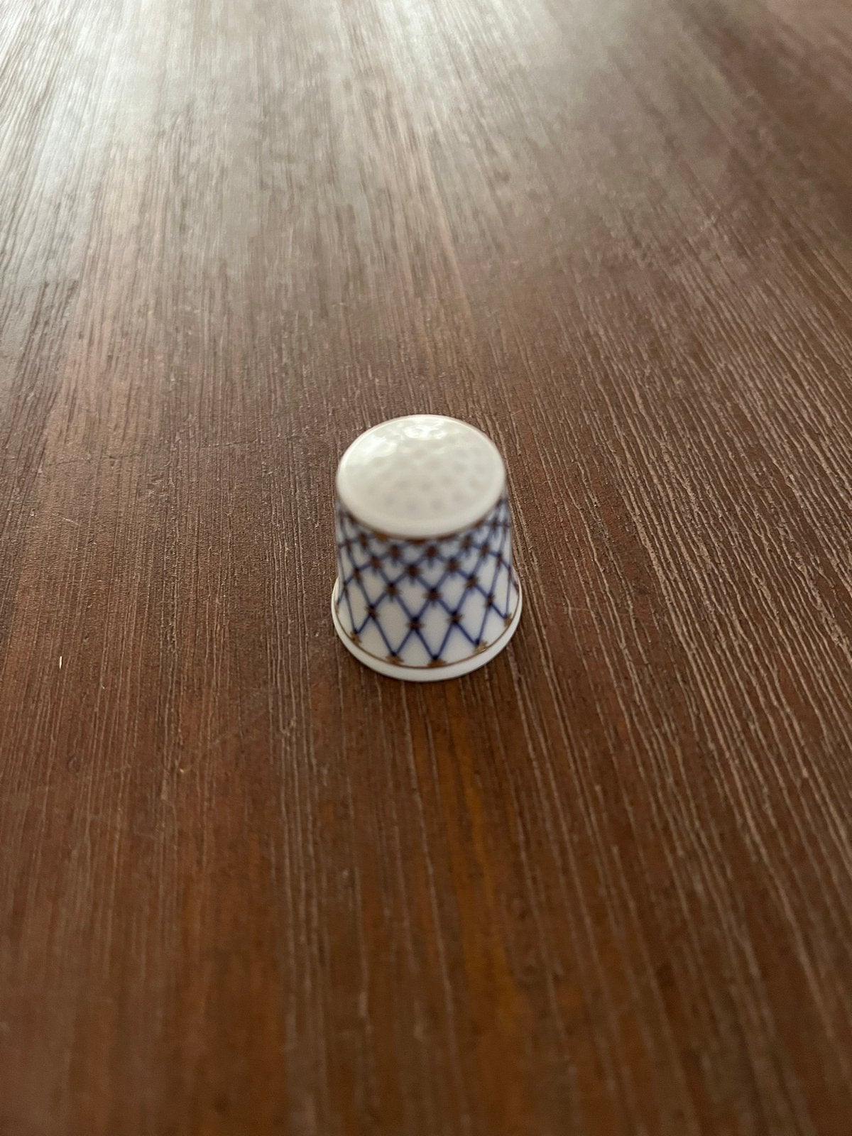 Mooie porseleinen vingerhoed met blauw patroon, Ophalen, Zo goed als nieuw, Porselein, Nederland