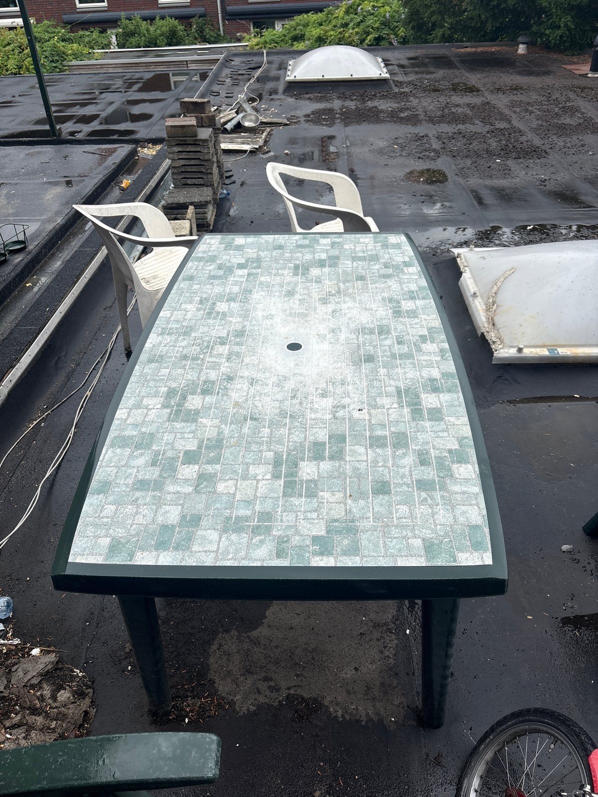 Gratis af te halen: 6 tuinstoelen + tafel (2 groen, 4 wit), Tuin en Terras, Ophalen, Gebruikt, Kunststof