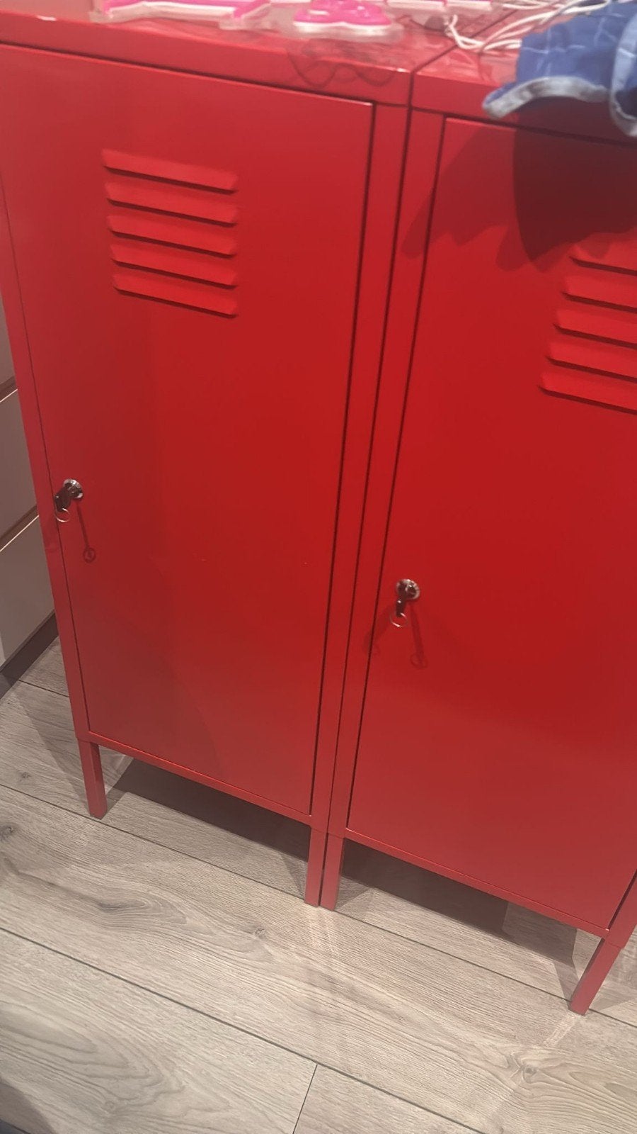 Rode metalen locker kast met sleutels, Ophalen, Gebruikt, Industrieel, Modern, Speels
