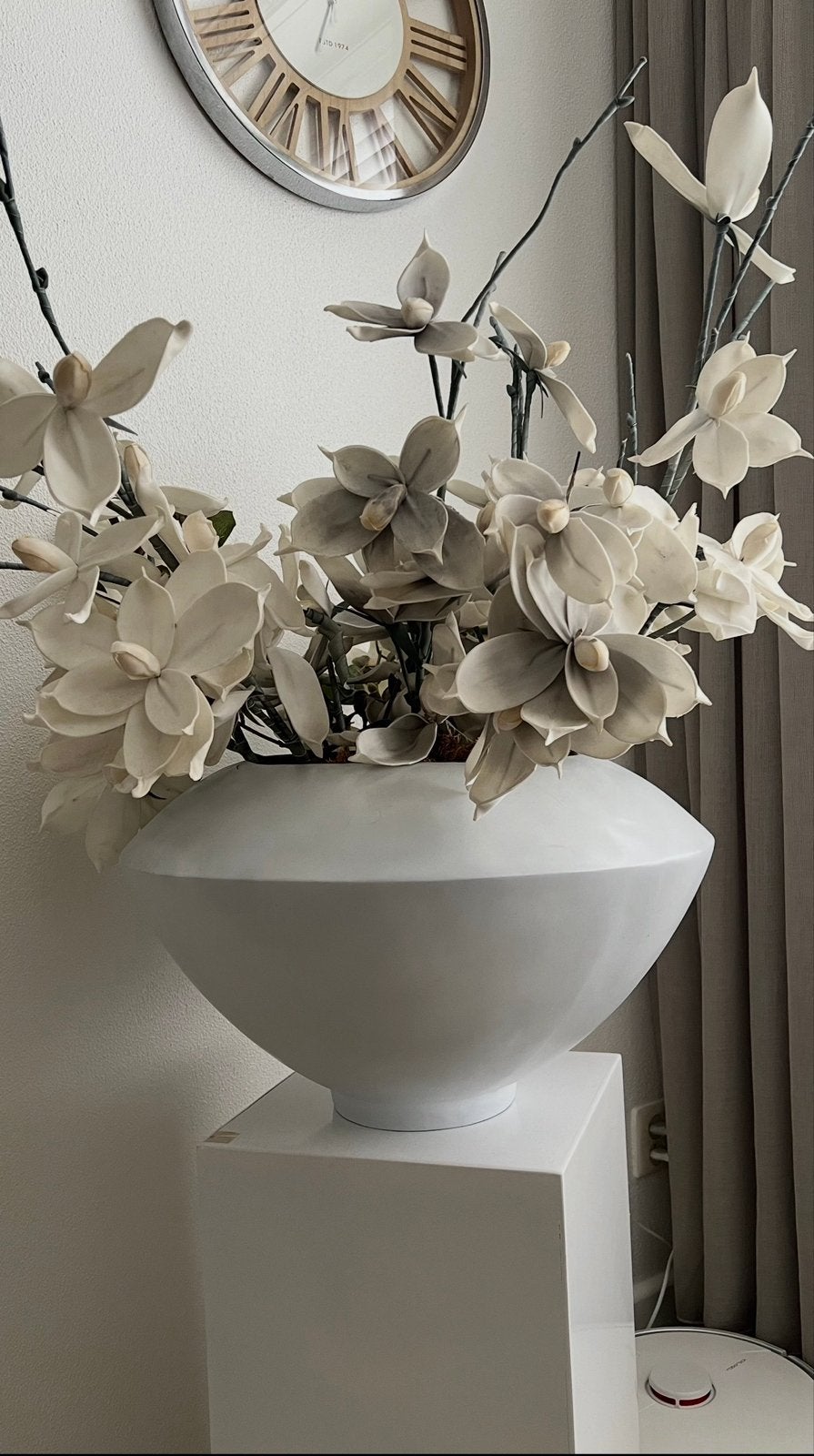 Moderne witte vaas met kunstbloemen, Huis en Inrichting, Overige materialen, Wit, Inclusief decoratie, Ophalen of Verzenden