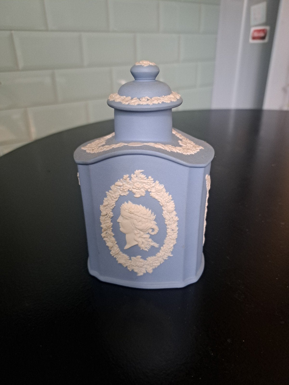Wedgwood Jasperware Theebus - Lichtblauw met Wit Reli, Ophalen of Verzenden