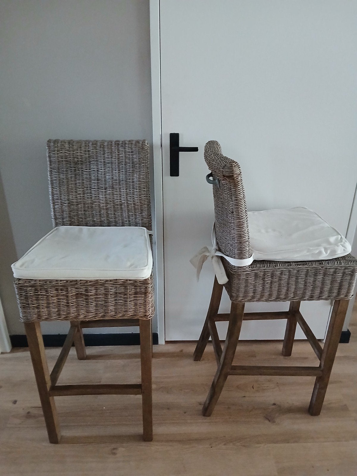 2 Riveira Maison Rotan Barstoelen met kussentjes, Huis en Inrichting, Ophalen, Hout, Zo goed als nieuw, 90 cm of meer