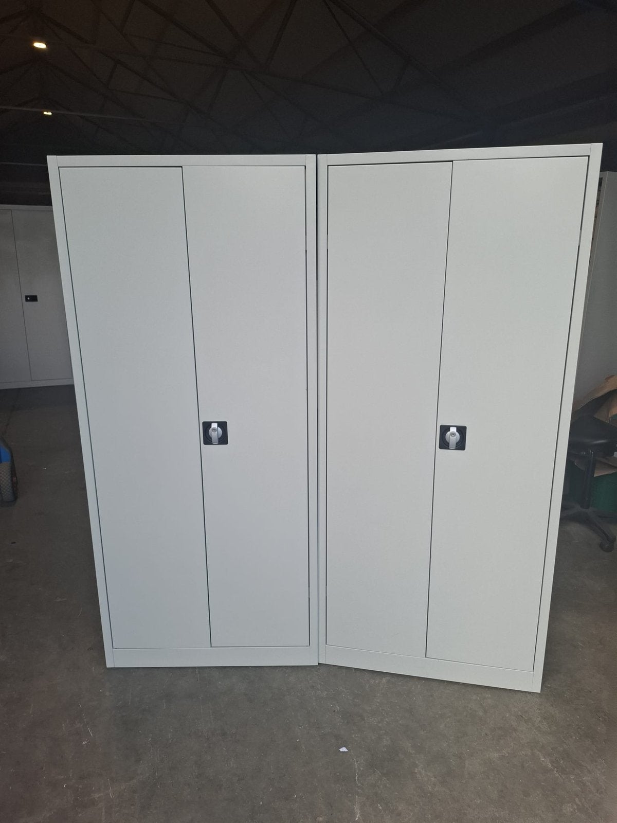 Zeer nette metalen draaideurkasten met 4 legborden, Huis en Inrichting, Kasten | Roldeurkasten en Archiefkasten, Ophalen, 50 tot 100 cm