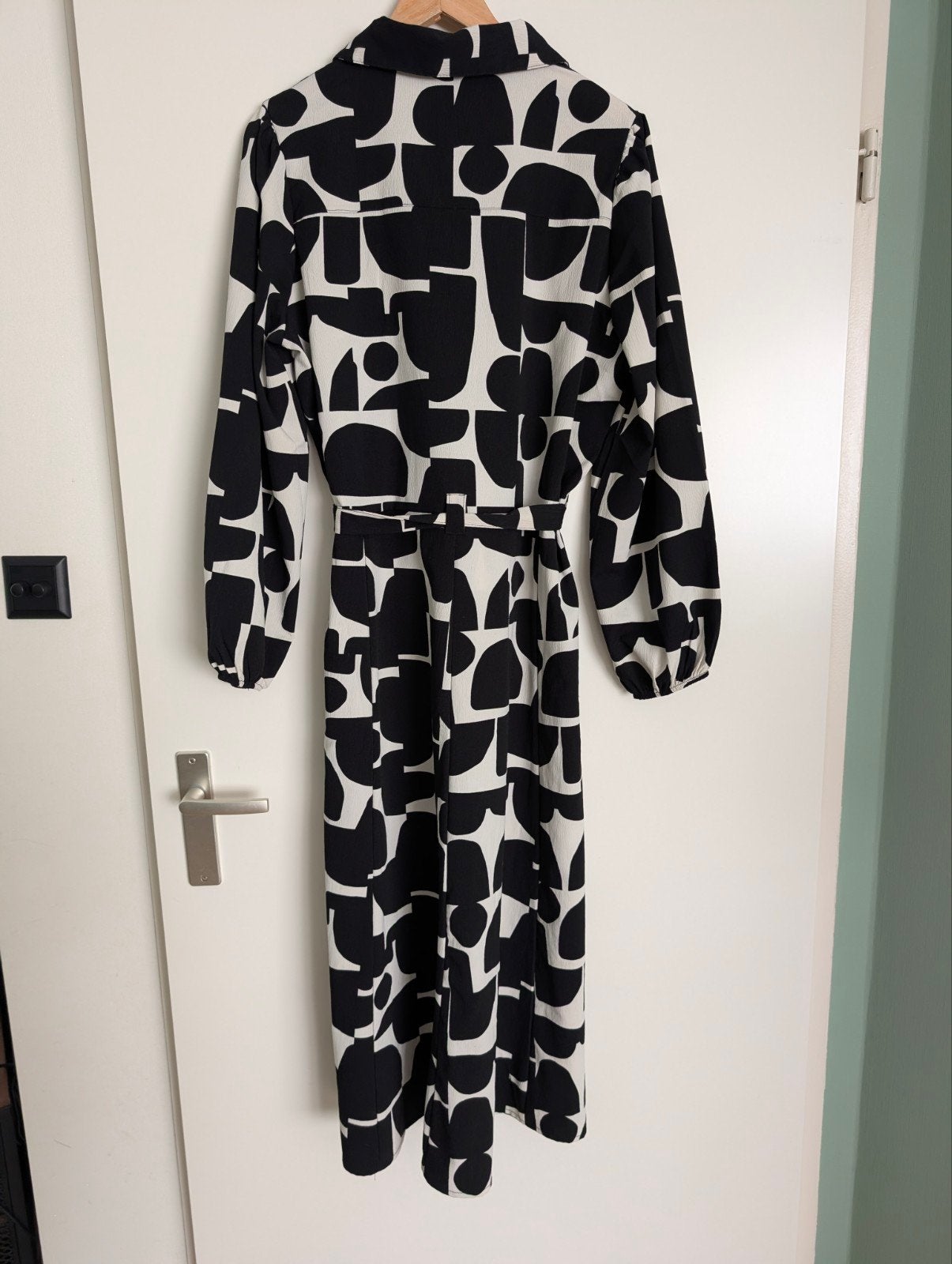 Zwart-wit maxi jurk met abstracte print en ceintuur, Zwart, Maat 42/44 (L), Ophalen of Verzenden, Zo goed als nieuw