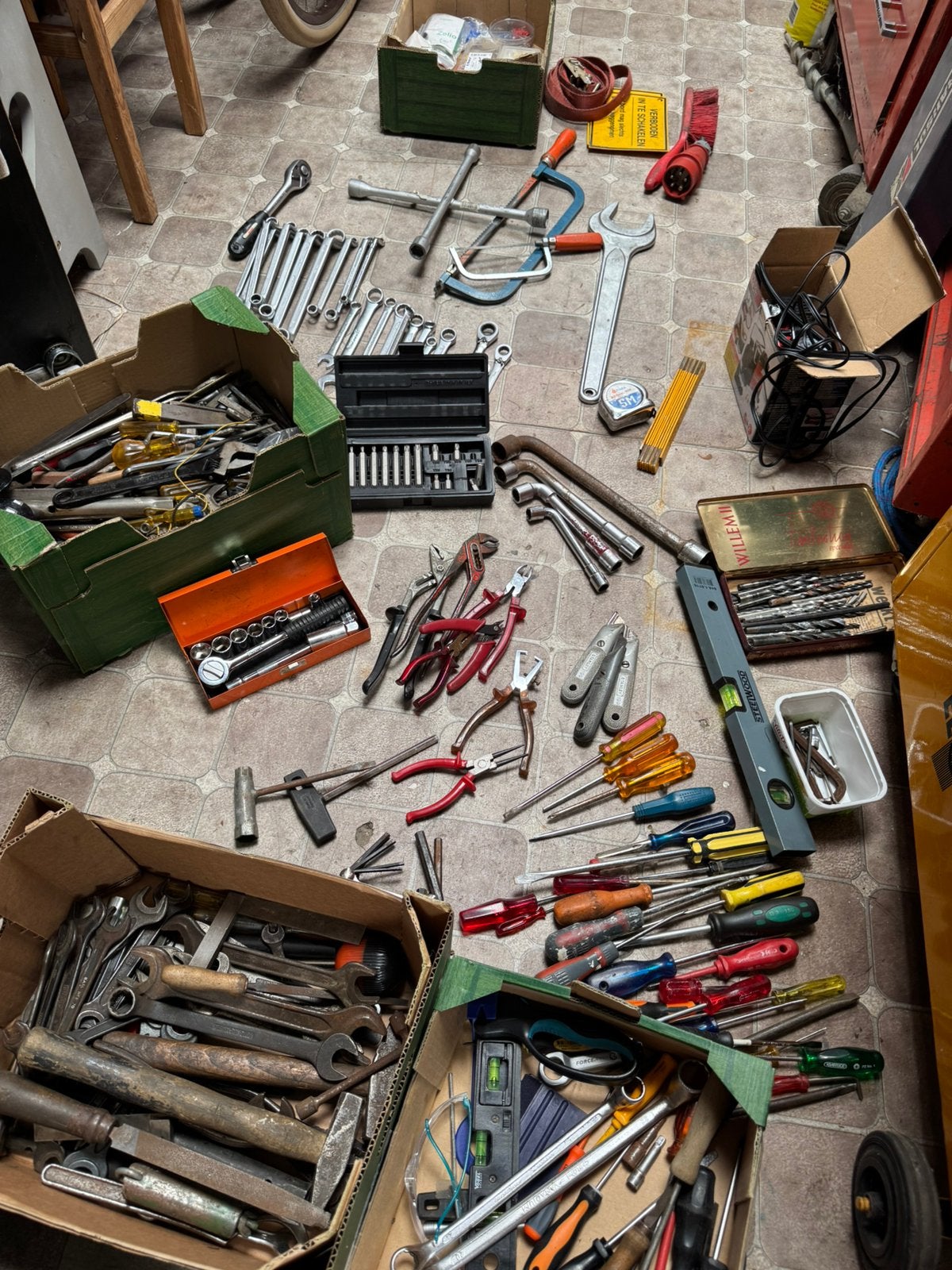 4 dozen met handgereedschap, zie foto’s, Ophalen, Gebruikt