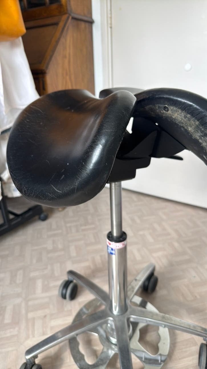 2 Ergonomische zadelkrukken - Goede staat, Huis en Inrichting, Krukjes, Ophalen, In hoogte verstelbaar, Staal