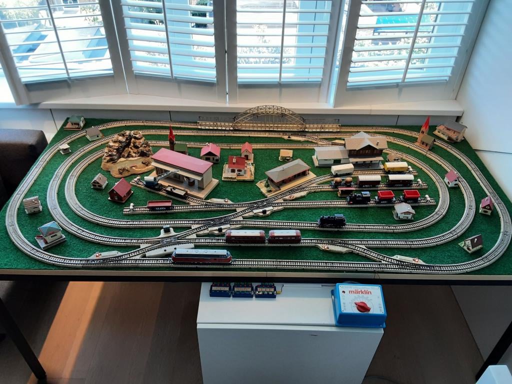 Complete Marklin treinbaan met toebehoren, inclusief tafel., Hobby en Vrije tijd, Modeltreinen | H0, Gebruikt, Wisselstroom, Märklin
