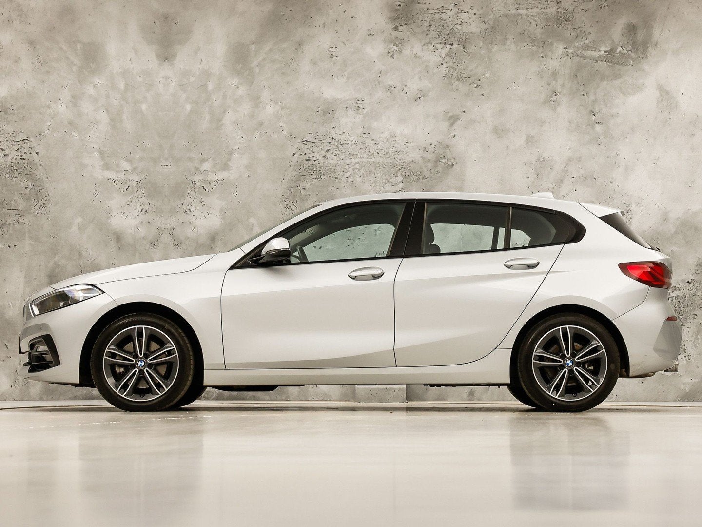 Foto 2 van BMW 1 Serie 118i Sport Automaat (APPLE CARPLAY, NAP, GROOT N