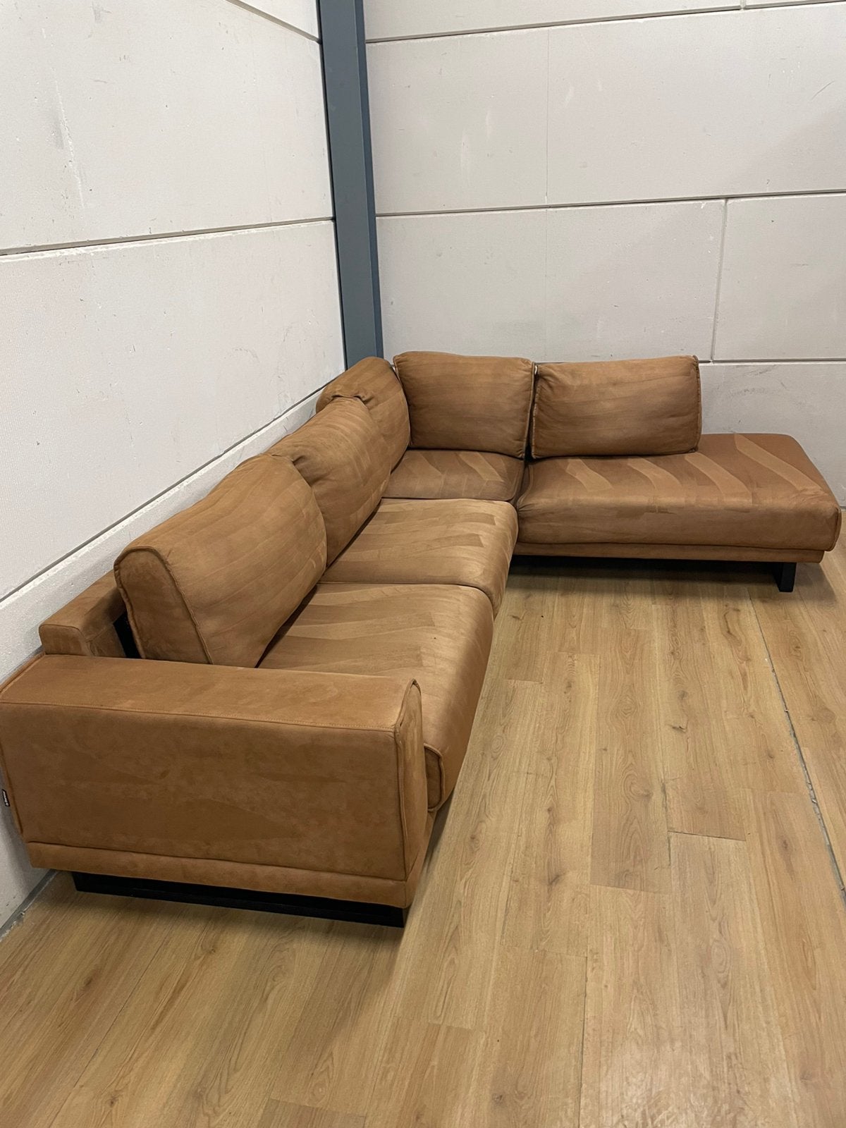 Foto 2 van Mooie luxe suede cognac bruine DE BOMMEL hoekbank GEREINIGD!