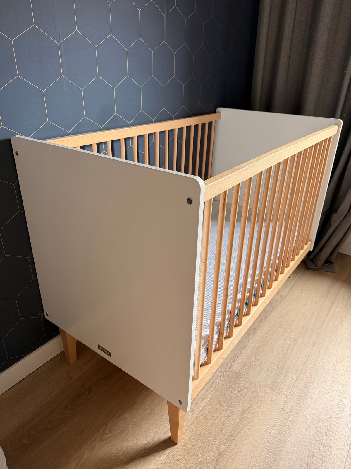 Bobita ledikant in goede staat met aerosleep matras, Ophalen, Zo goed als nieuw, Minder dan 140 cm, Matras