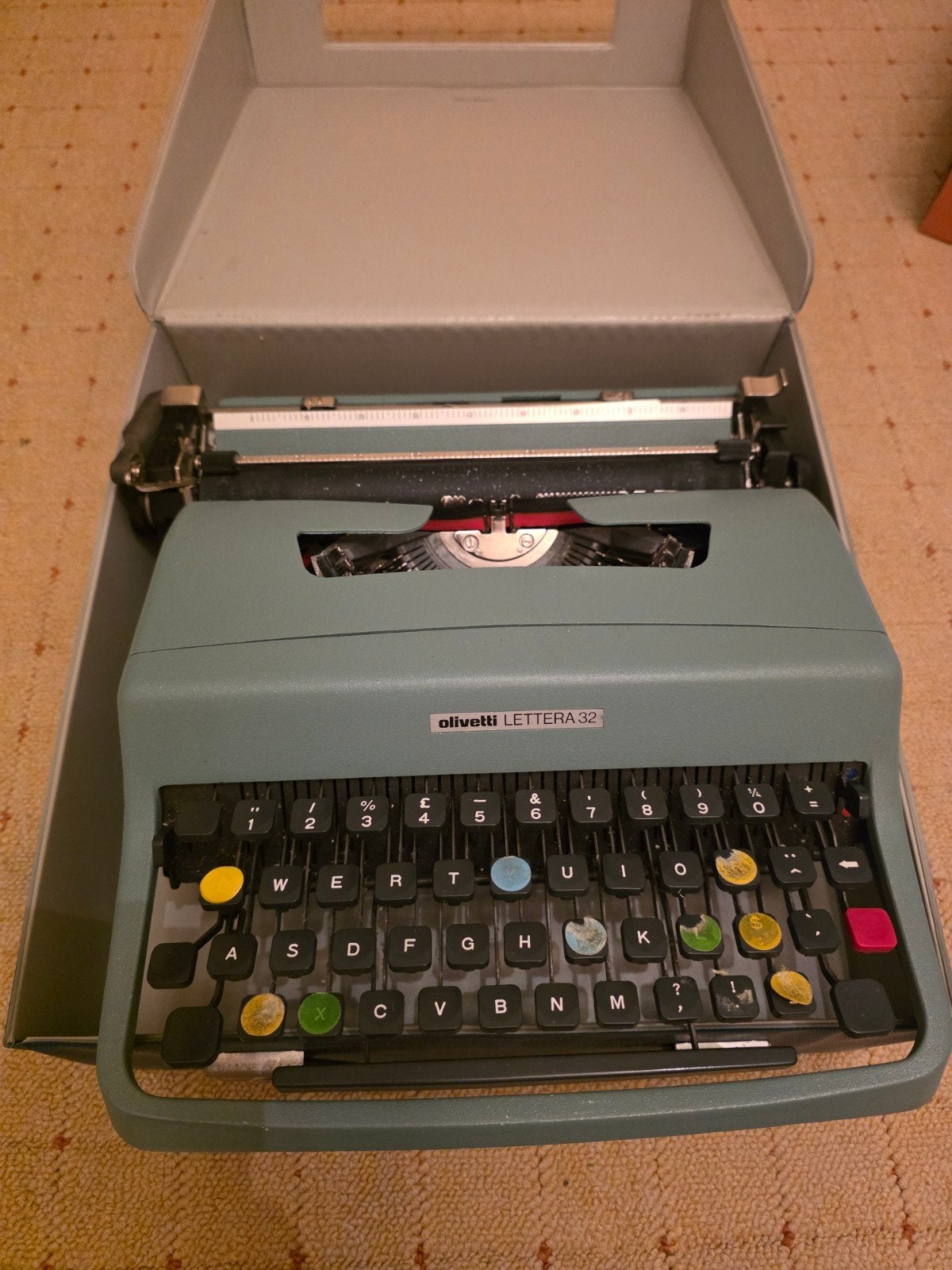 Mooie originele Olivetti 32 typemachine met koffer, Diversen, Typemachines, Ophalen