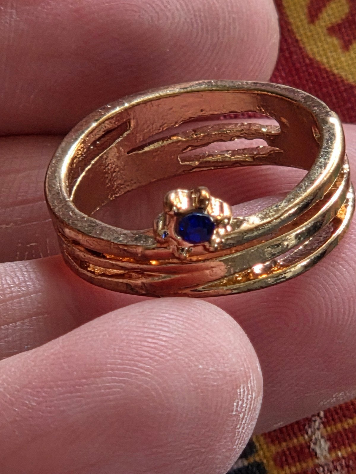 Goudkleurige ring met blauwe steen - Maat 17, Ophalen of Verzenden, Zo goed als nieuw, 17 tot 18, Dame