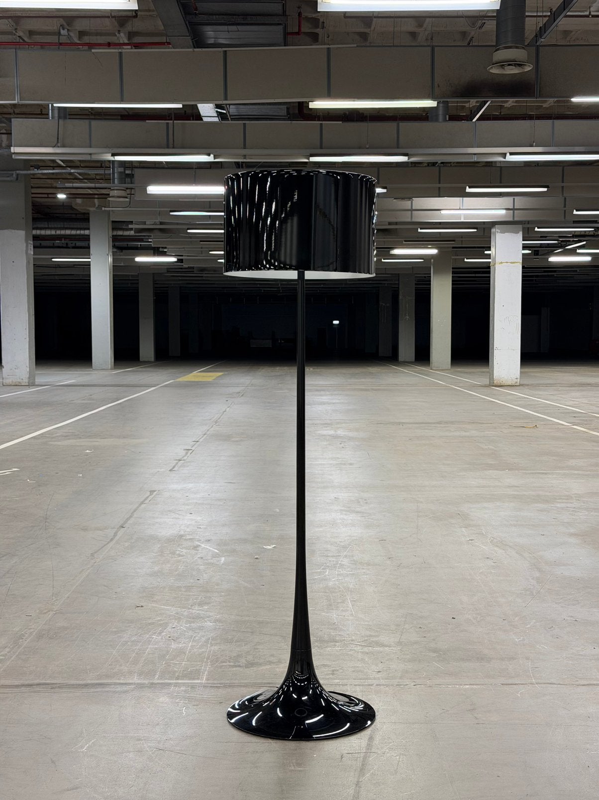 FLOS Spun Light Vloerlamp Zwart | NIEUWSTAAT, Kunststof, Zo goed als nieuw, 150 tot 200 cm, E27 (groot)
