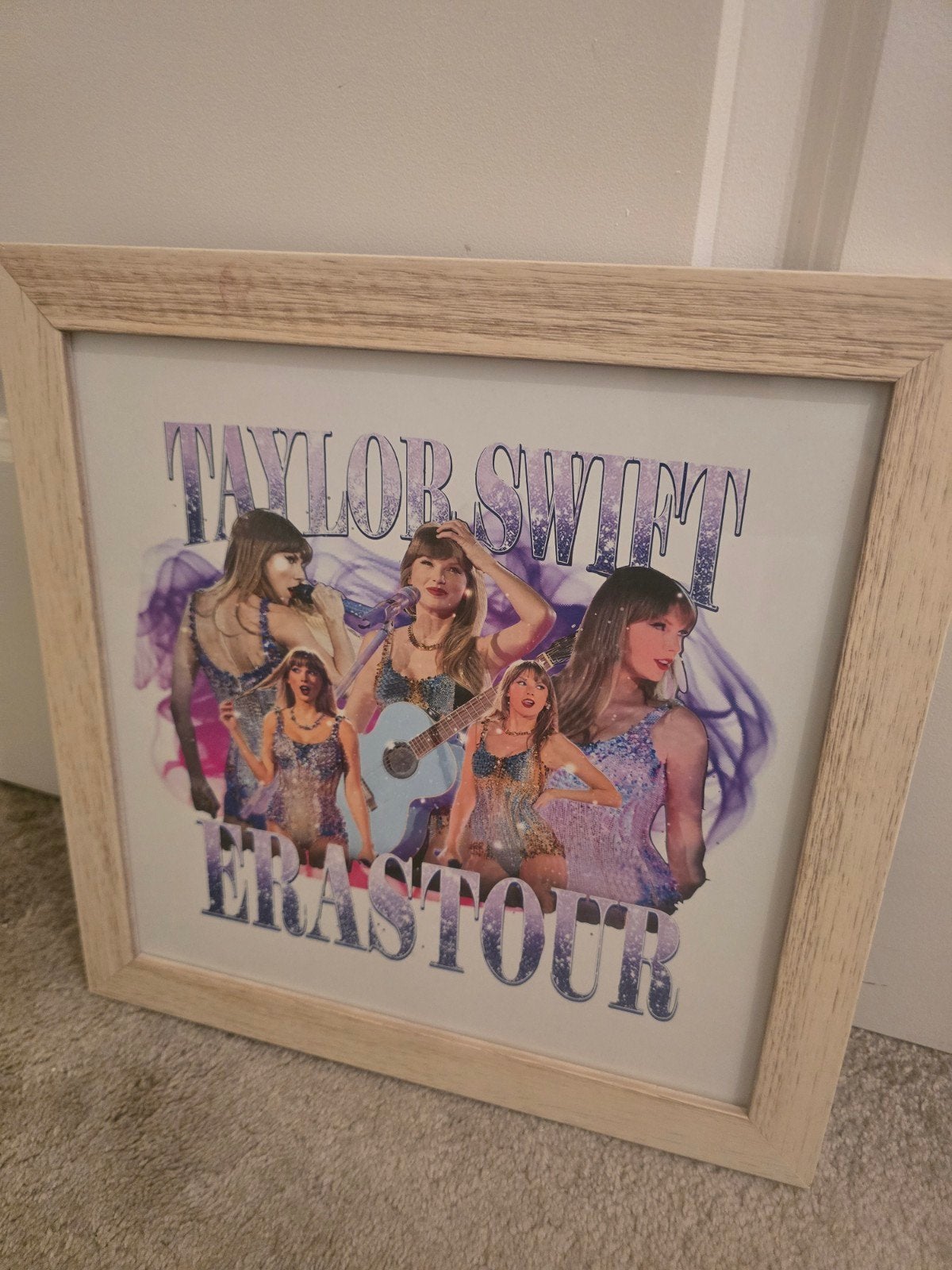 Taylor Swift Eras Tour Poster in lijst, Minder dan 50 cm, Ophalen of Verzenden, Zo goed als nieuw, Foto of Poster