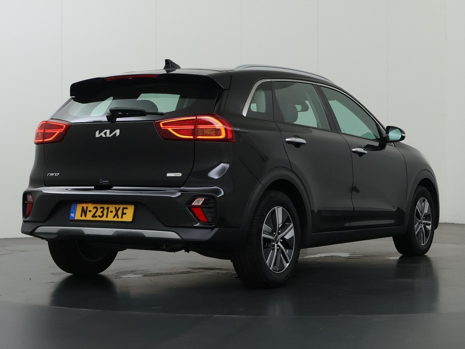 Foto 2 van Kia Niro 1.6 GDi Hybrid DynamicLine | Navigatie | Parkeercam