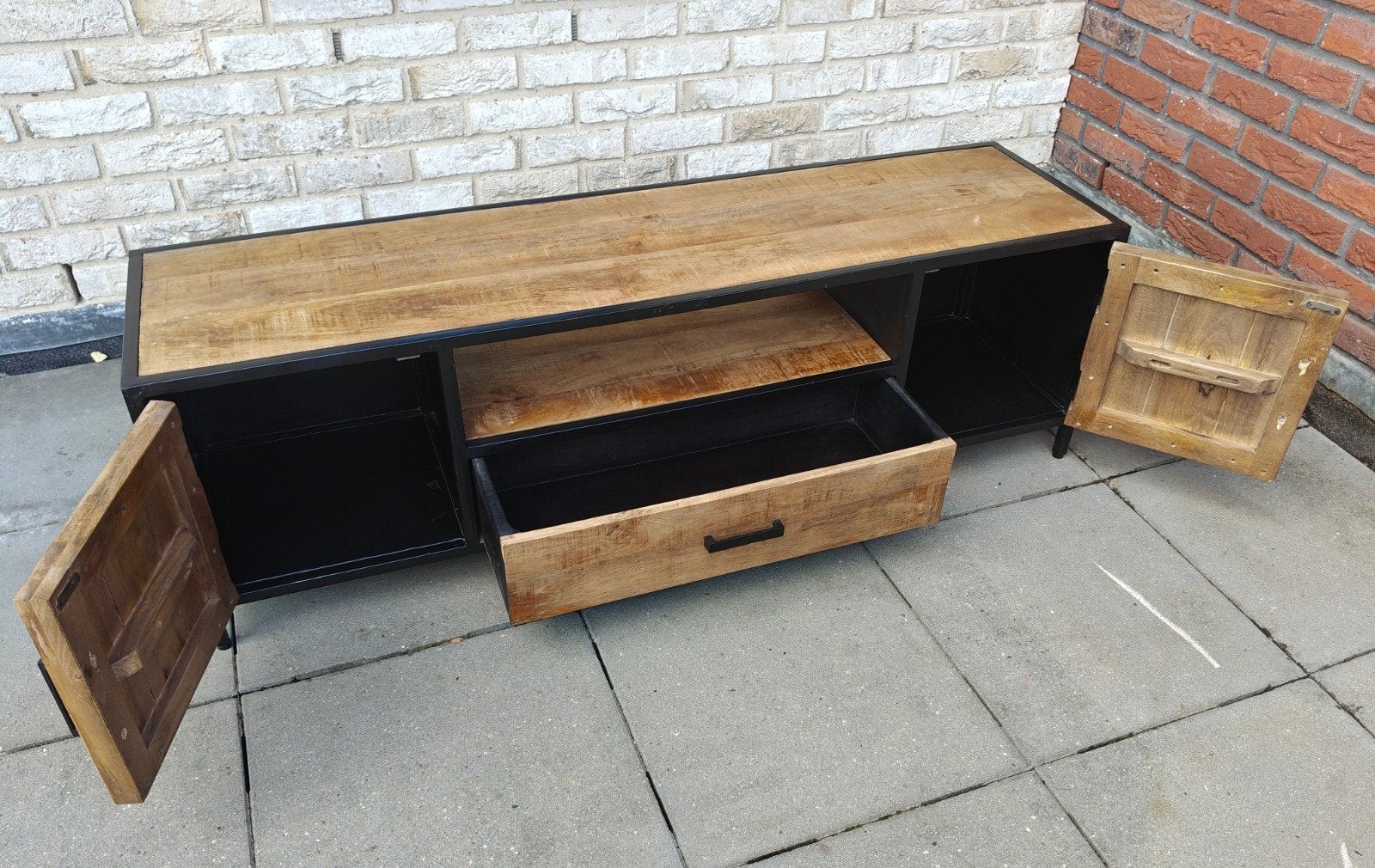 TV meubel mangohout en zwart metaal - Goossens, Huis en Inrichting, Ophalen, Gebruikt, 150 tot 200 cm, Minder dan 100 cm