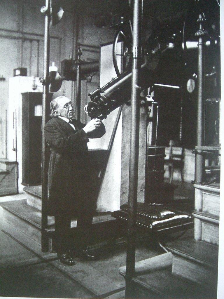 Een alternatief voor Einsteins heelalmodel., Boeken, Wetenschap, Zo goed als nieuw, Natuurwetenschap, Ophalen of Verzenden