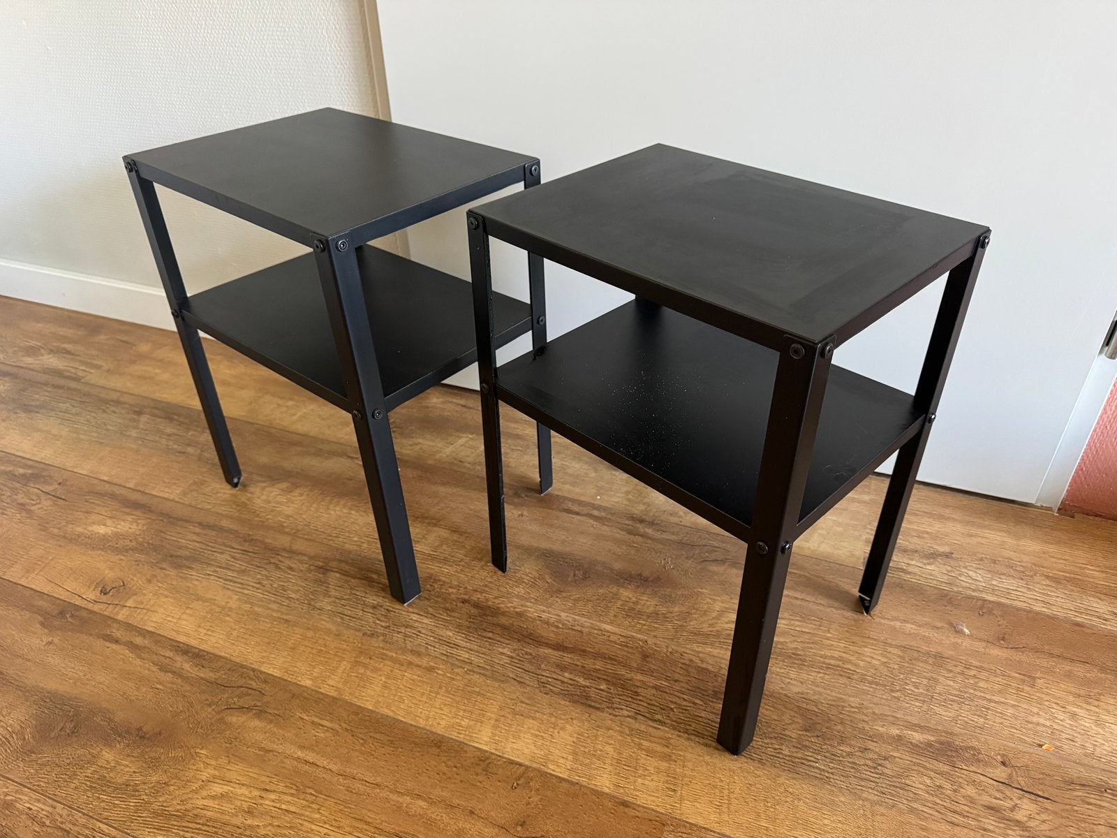 Nachtkastjes zwart ikea knarrevik, Huis en Inrichting, Slaapkamer | Nachtkastjes, Ophalen, Minder dan 45 cm, Metaal of Aluminium