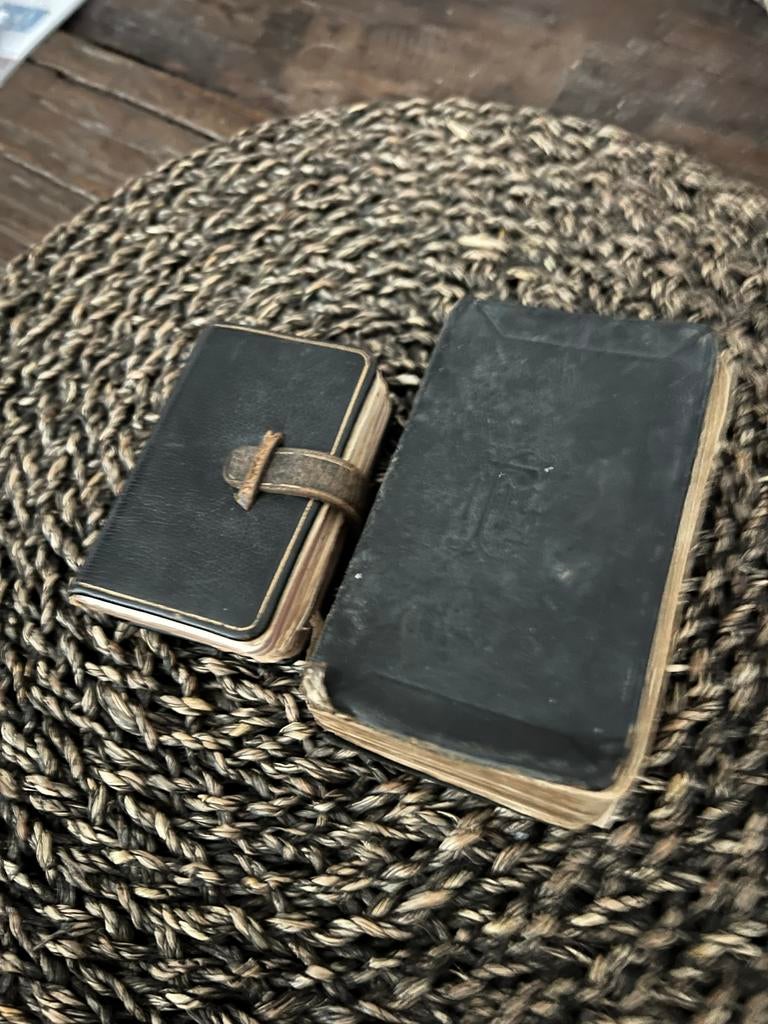 2 oude kerkboekjes bijbeltjes met leren kaft, Antiek en Kunst, Antiek | Boeken en Bijbels, Ophalen of Verzenden