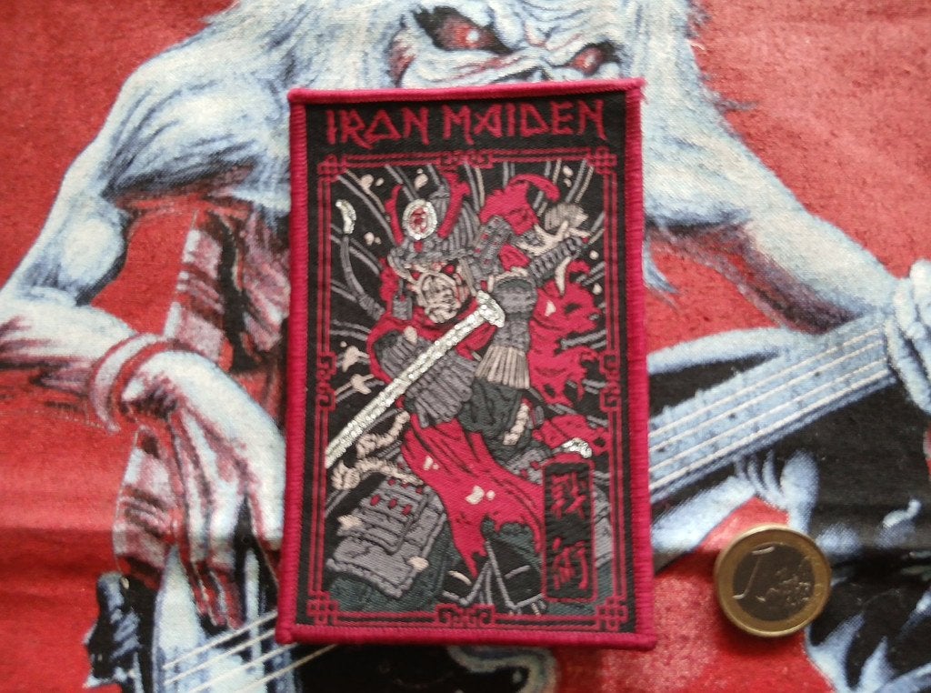 Iron Maiden mooie Senjutsu patch 335 ltd edition rode border, Verzenden, Nieuw, Kleding