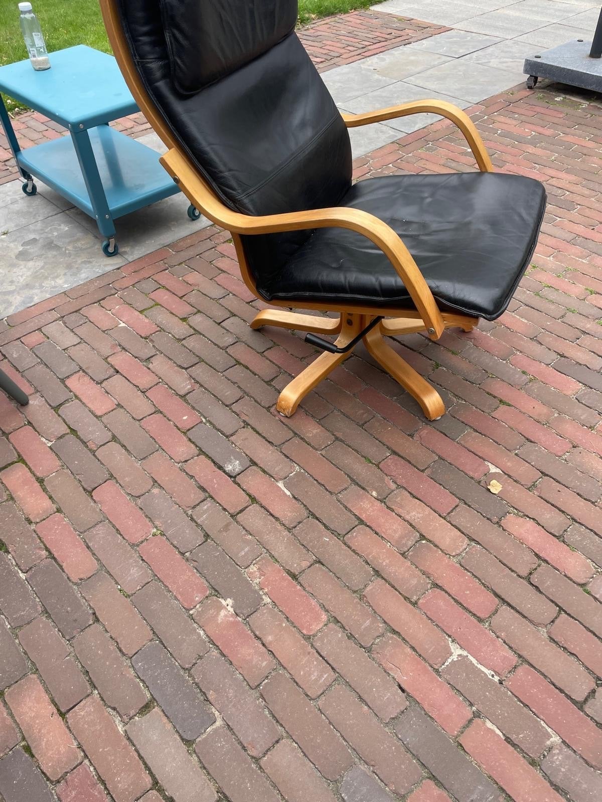 Comfortabele leren stoel met houten frame, Ophalen, Gebruikt, Zwart, Leer