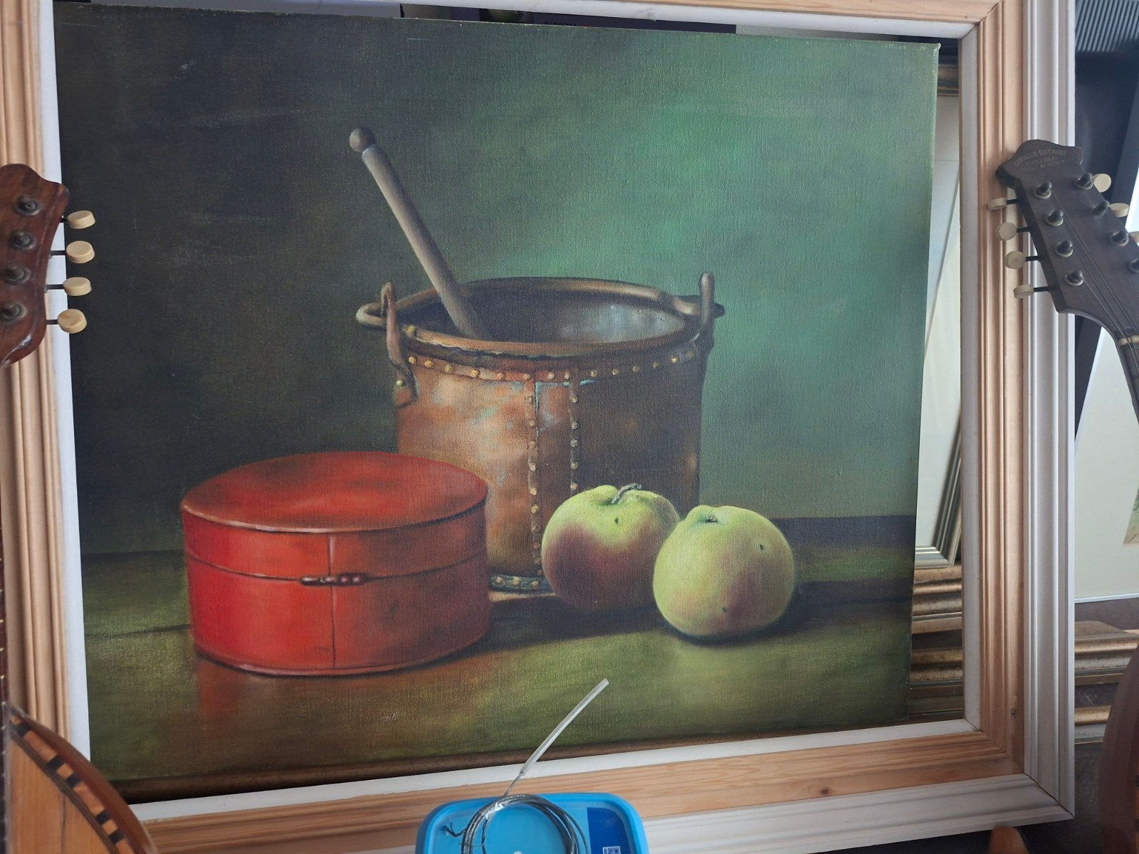 Stilleven van mijn oom: koperen pot, rode doos en appels, Ophalen of Verzenden