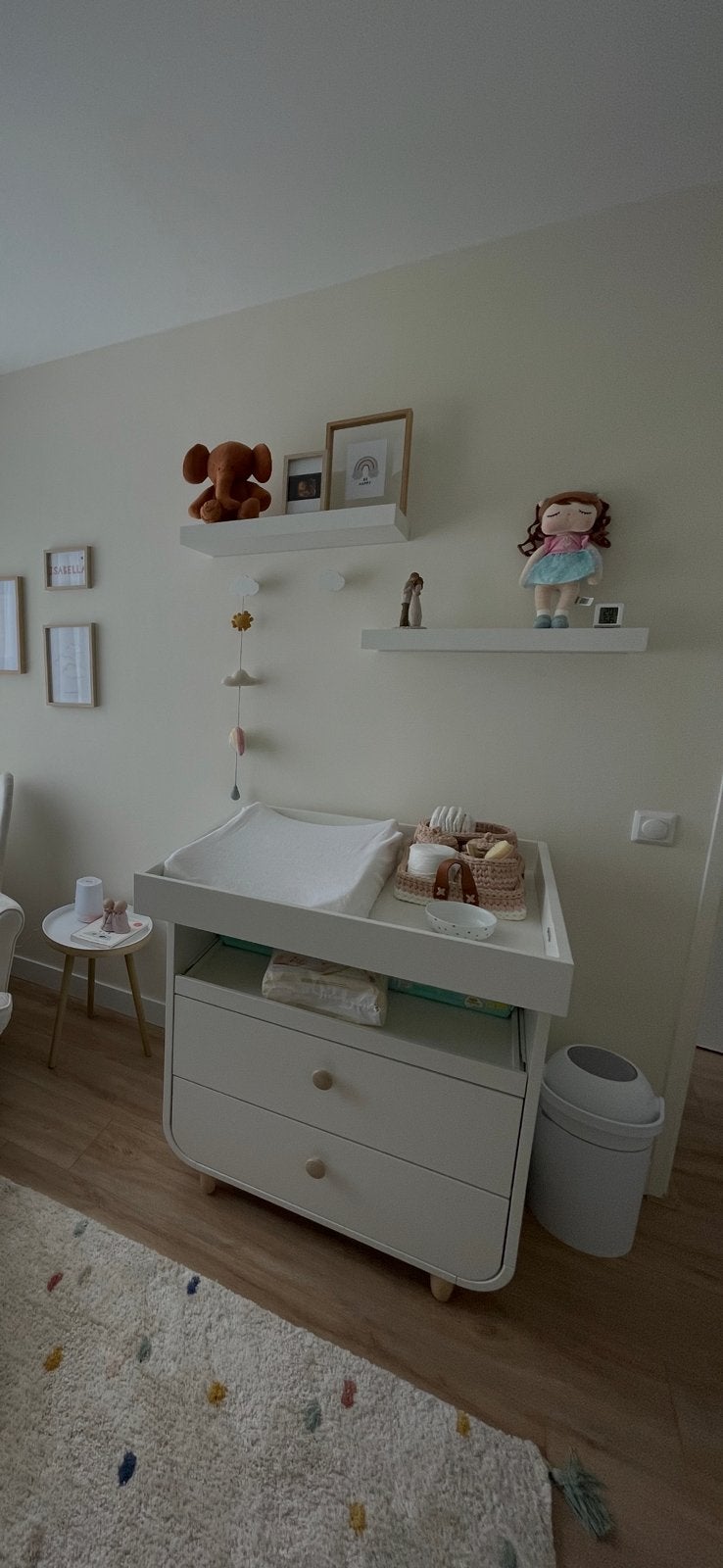 Witte commode met lades en opstaande rand