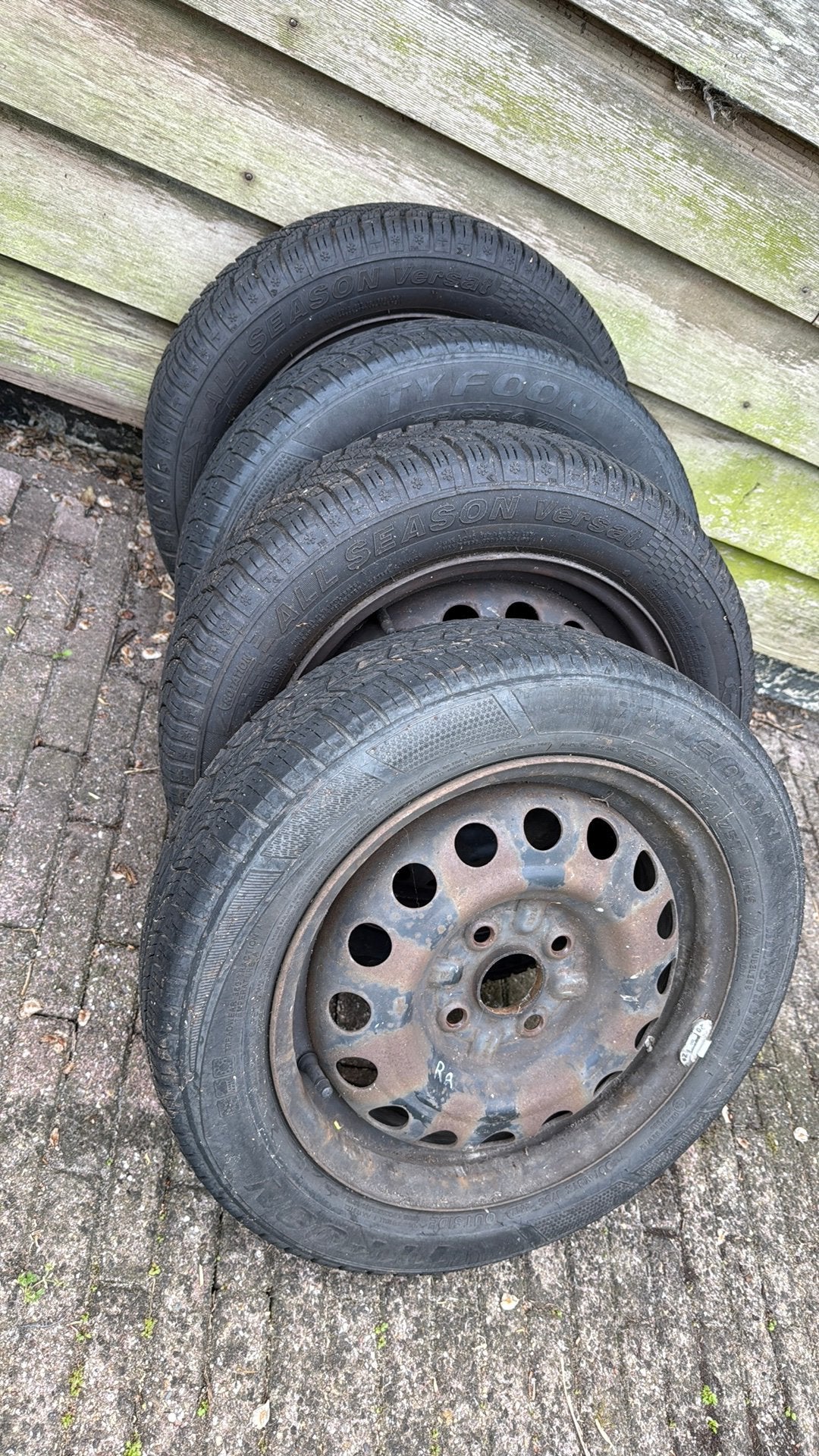 Aygo, C1 4x band+velg met nog goed profiel, Auto-onderdelen, Banden en Velgen, Ophalen, 14 inch, 155 mm, All Season