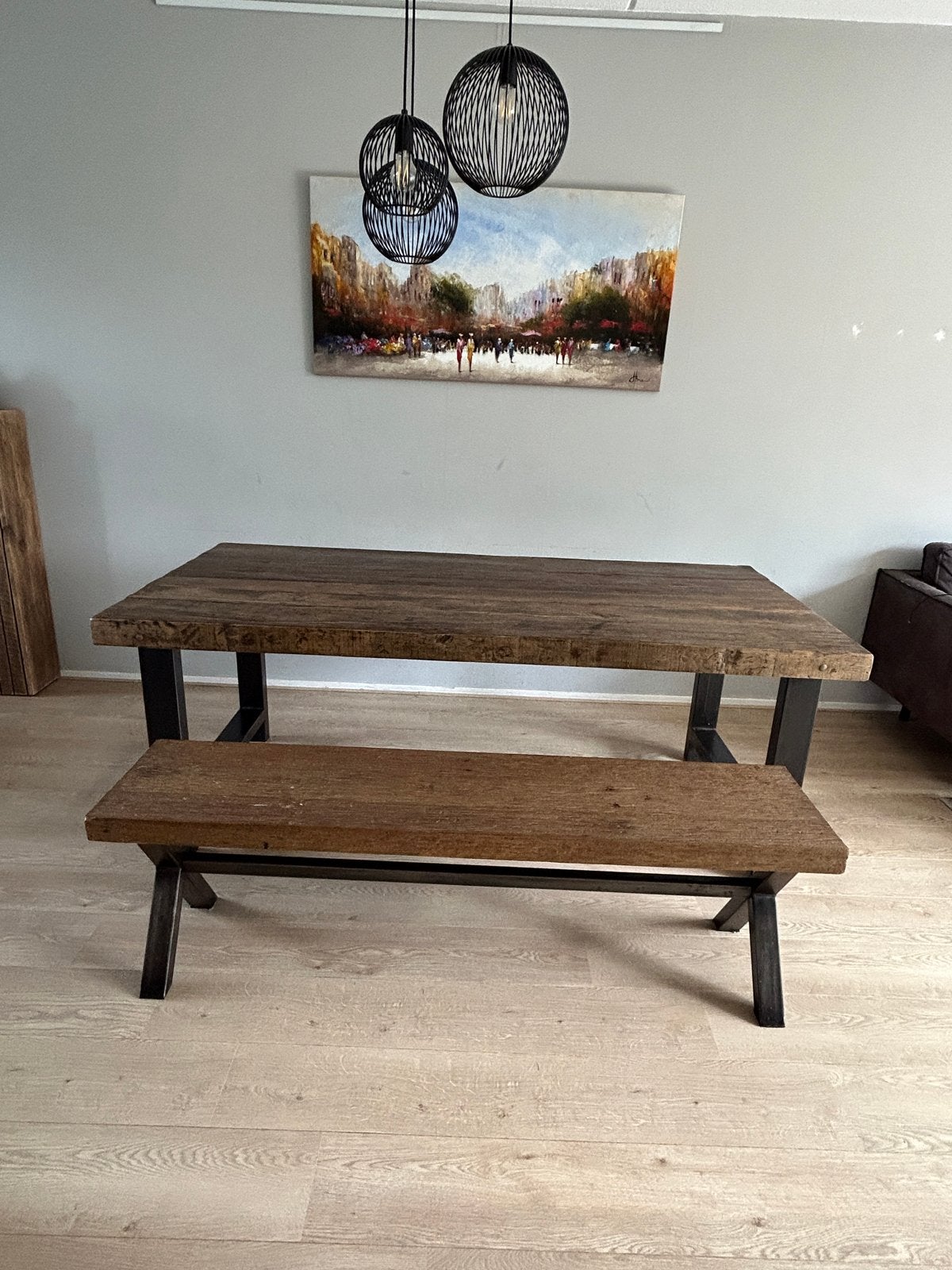 Robuuste eettafel met bank van hout en metale poten, Ophalen, Gebruikt, 50 tot 100 cm, Vijf personen of meer