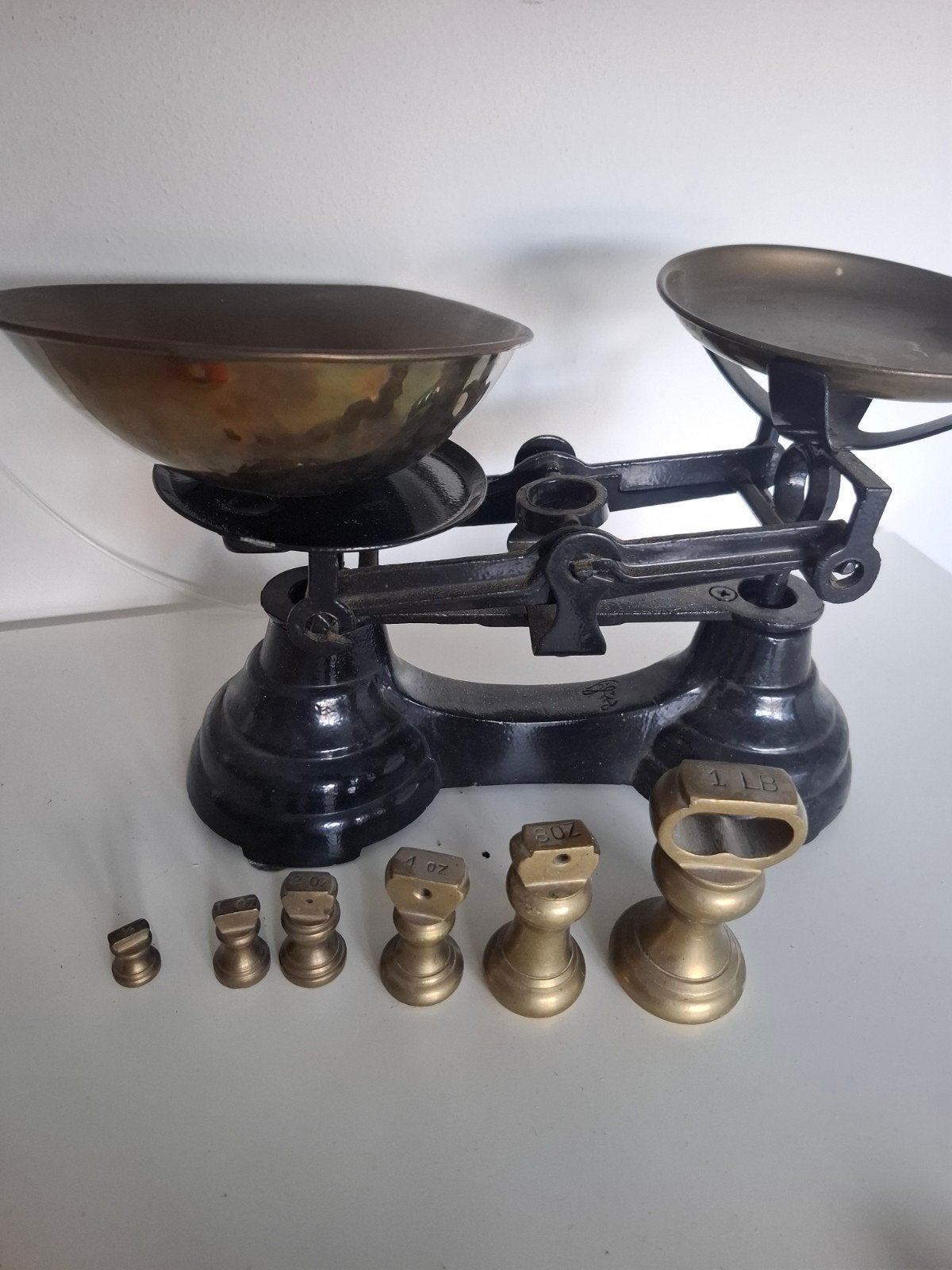 antieke weegschaal met messing gewichten, Antiek en Kunst, Antiek | Gereedschap en Instrumenten, Ophalen of Verzenden