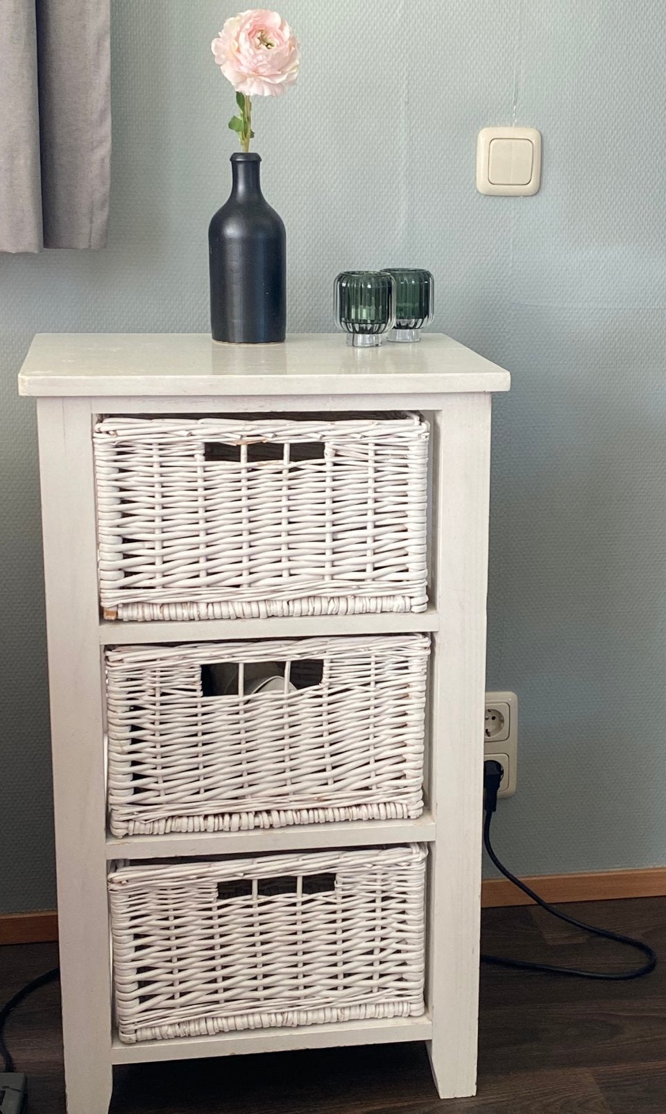 Wit kastje met rieten manden, Huis en Inrichting, Kasten | Dressoirs, Minder dan 50 cm, Gebruikt, Ophalen of Verzenden, 25 tot 50 cm