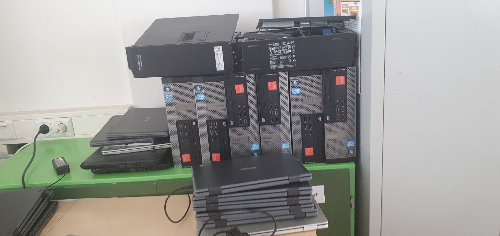 Diverse monitoren en computers, Computers en Software, Monitoren, HDMI, Overige typen, Niet werkend, Overige resoluties