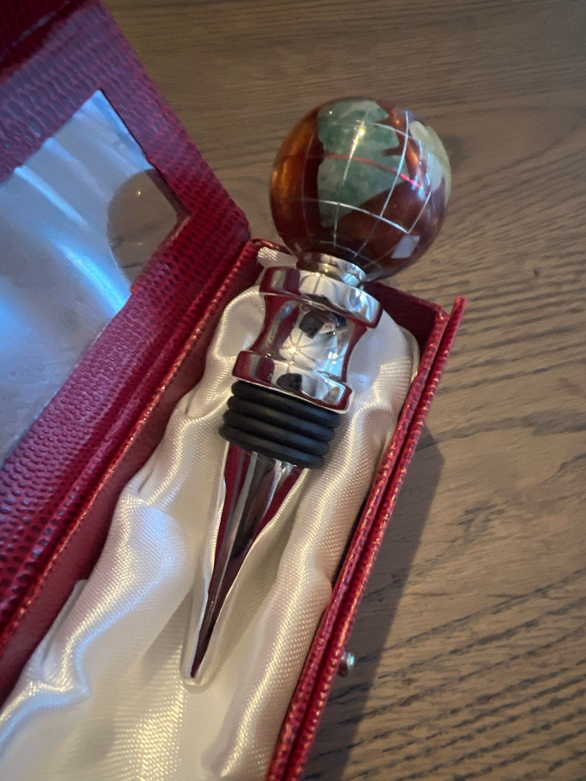 Wijnstopper met wereldbol design in geschenkdoos, Meerkleurig, Ophalen of Verzenden, Metaal, Klassiek
