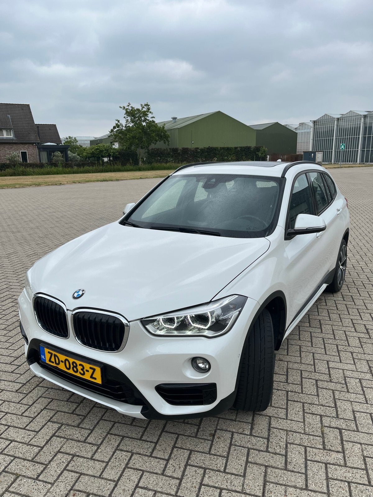 BMW X1 Xdrive20i high executive 2019, Auto's, BMW, 1998 cc, Zwart, 2000 kg, Wit