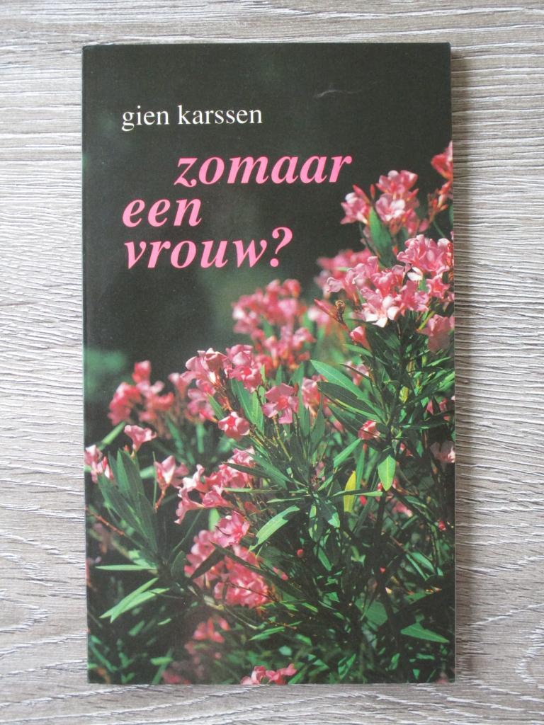 Zomaar een vrouw - Gien Karssen, Boeken, Ophalen of Verzenden, Gelezen