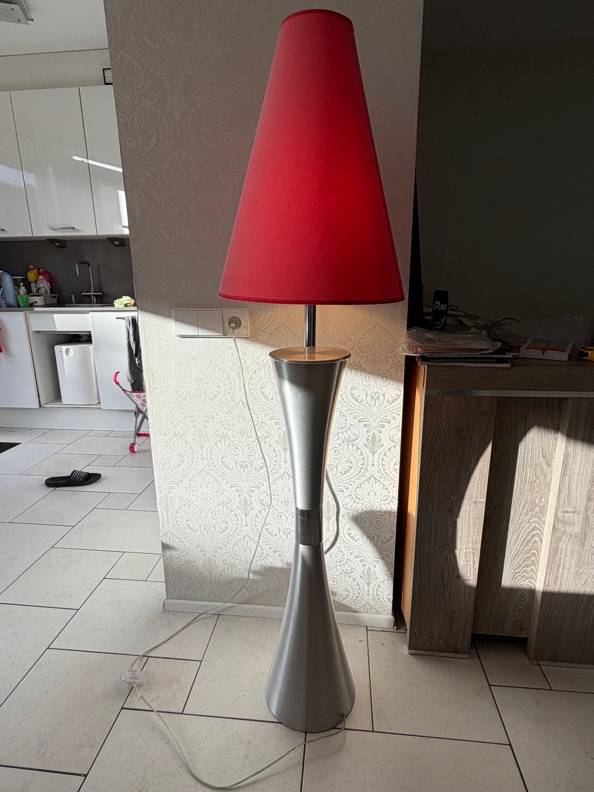 Gratis: Moderne staande lamp met rode kap, Ophalen, Gebruikt, E27 (groot), Metaal