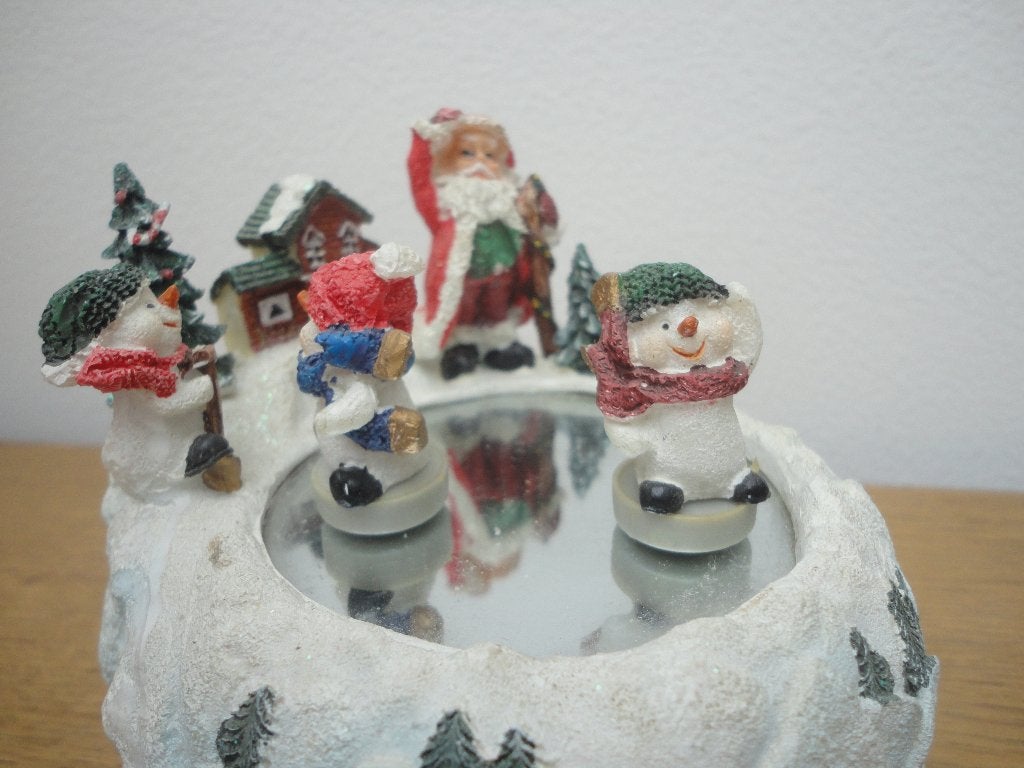 Mooie polystone Kerstmis speeldoos Kerstman bij schaatsbaan, Diversen, Ophalen of Verzenden, Gebruikt