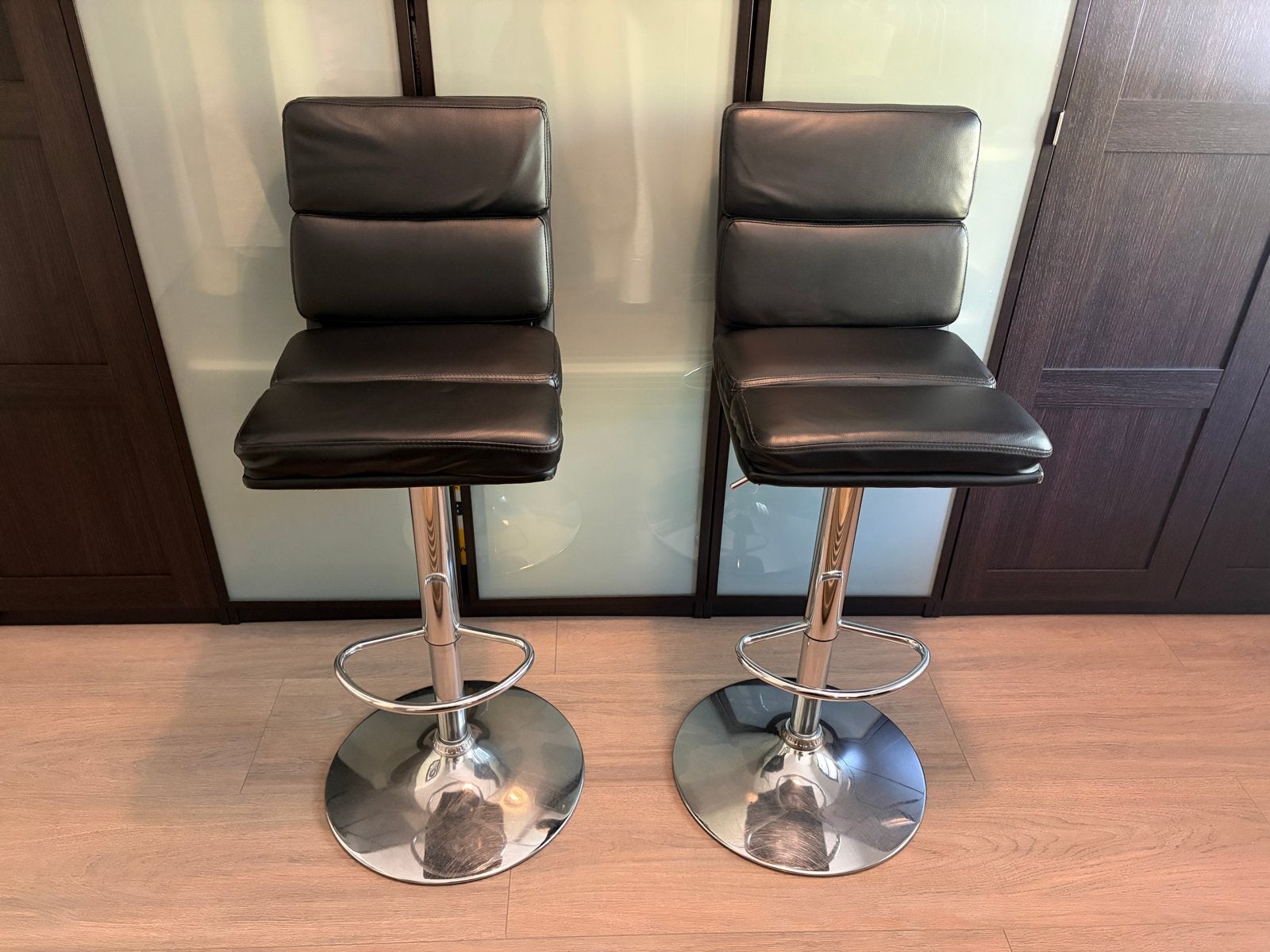 2 zwarte leatherlook barstoelen, in hoogte verstelbaar, Huis en Inrichting, Ophalen, Gebruikt, In hoogte verstelbaar, 60 tot 90 cm