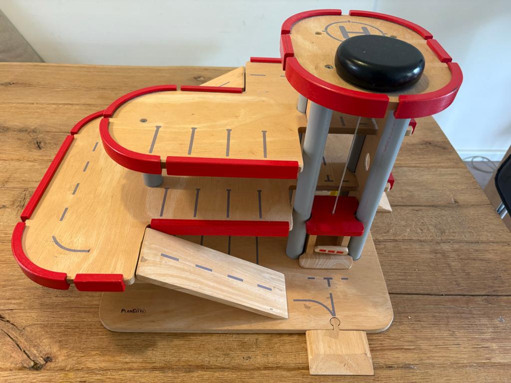 Houten garage van PlanCity met veel toebehoren, Kinderen en Baby's, Speelgoed | Houten speelgoed, Ophalen, Zo goed als nieuw, Overige typen
